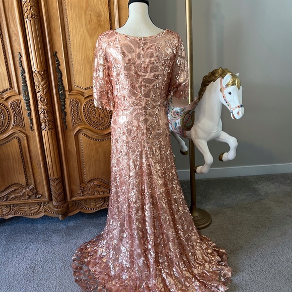 DONNA MORGAN Camilla Sequin Flutter Sleeve Gown OYSTER 10 Sequin Rose Gold - Picture 4 of 16